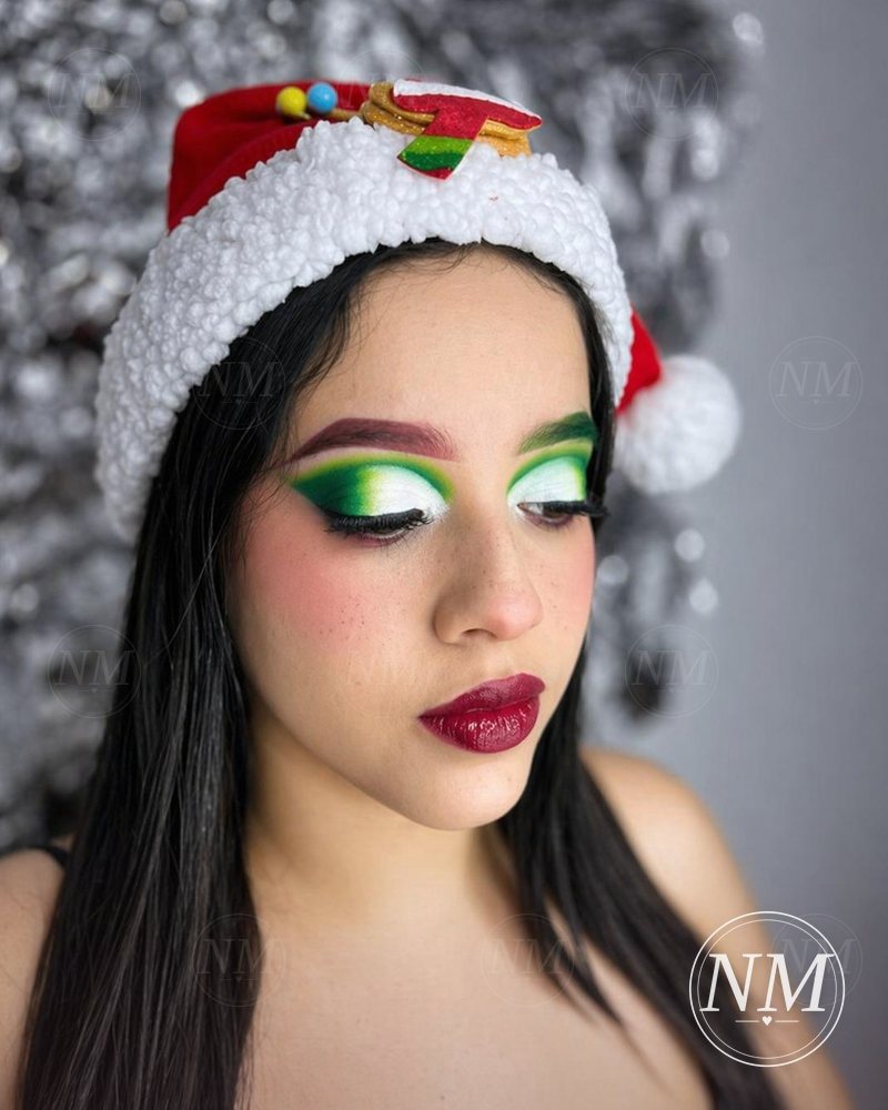 Maquillaje navideño con sombras verdes y labios vino