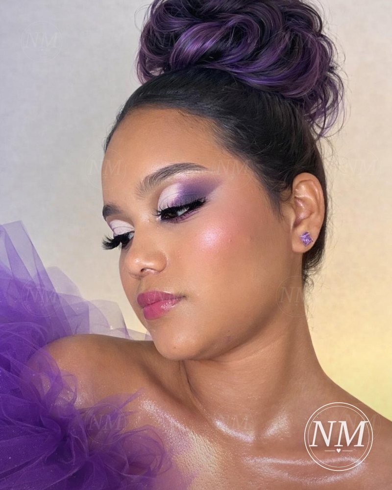 Maquillaje lila con efecto glow