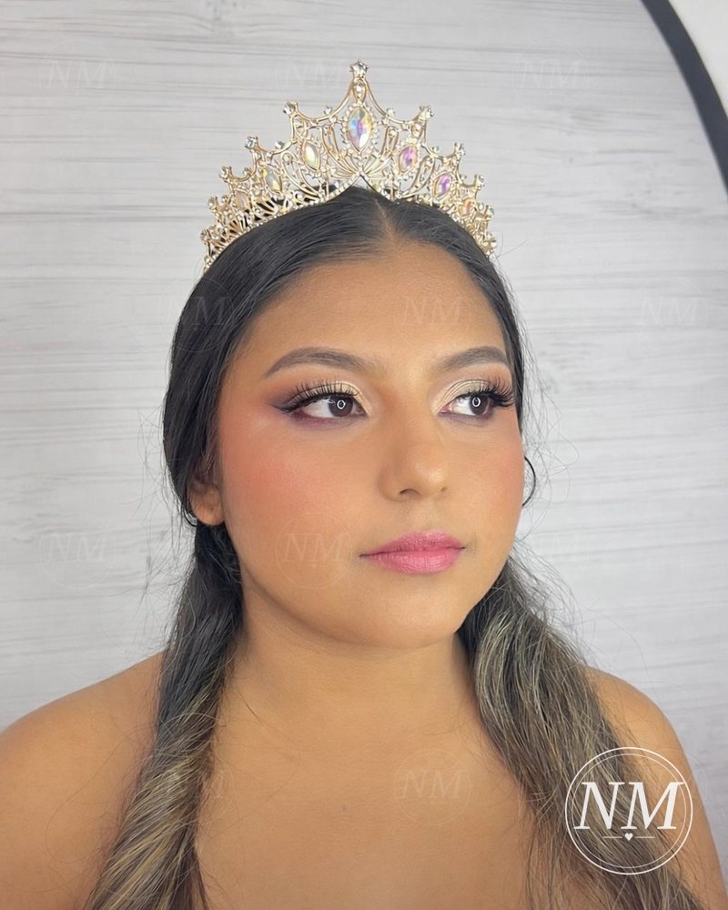 Maquillaje de quinceañera con corona